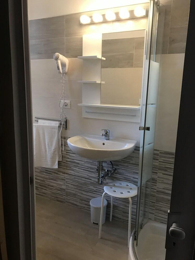 Bathroom 4, Hotel Augustus, Ravenna