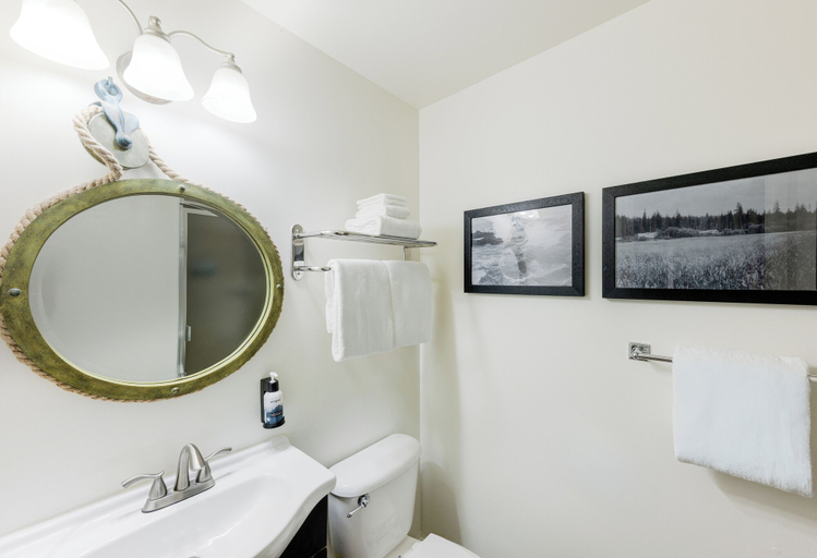 Bathroom 4, Lake Quinault Lodge, Grays Harbor