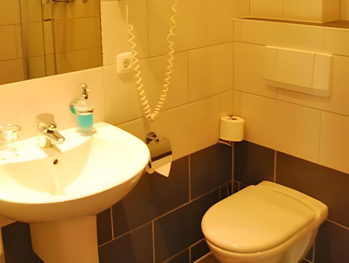 Bathroom 3, Hotel Brinckmansdorf, Rostock