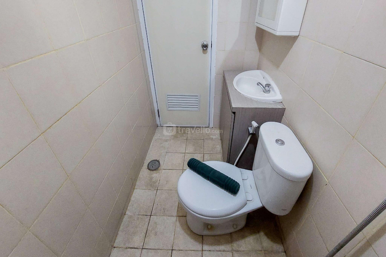 Bathroom 2, Nice & Spacious 2BR Serpong Greenview By Travelio, Tangerang Selatan