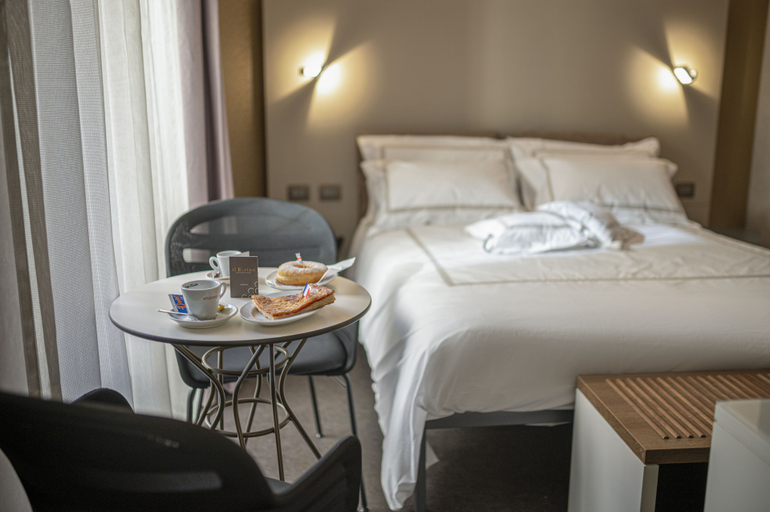 Room 2, il Divino, Napoli