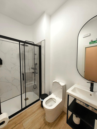 Bathroom 4, Hostel Siesta & Go (Atocha), Madrid