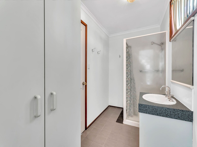 Bathroom 4, Rockingham Holiday Village, Rockingham