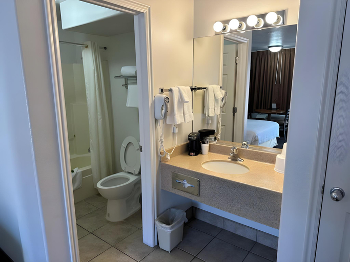 Bathroom 3, St. George Inn and Suites, Washington