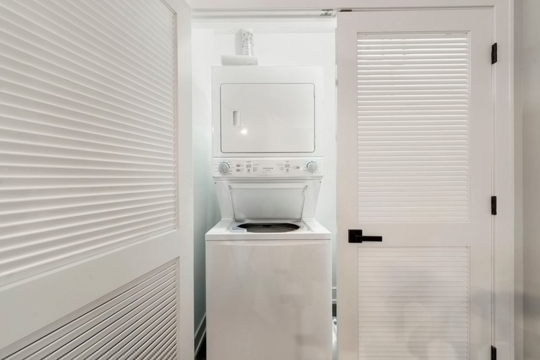Room 4, Charming Chicago Apt, Cook