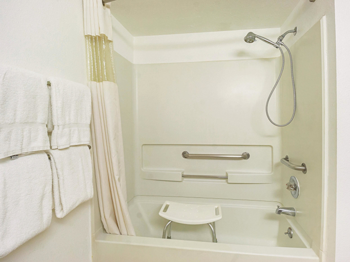 Bathroom 4, La Quinta Inn Suites By Wyndham Woodburn, Marion