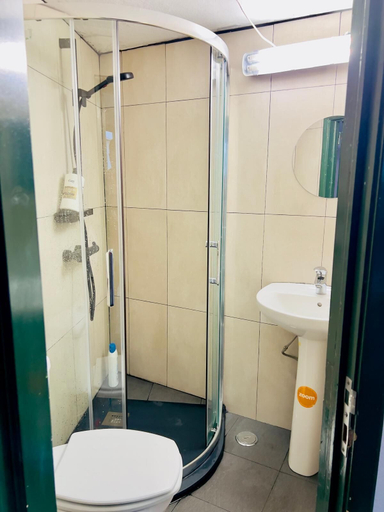 Bathroom 5, White House Lisbon Hostel, Lisbon