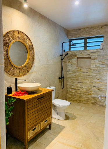 Bathroom 3, Fare Orahana