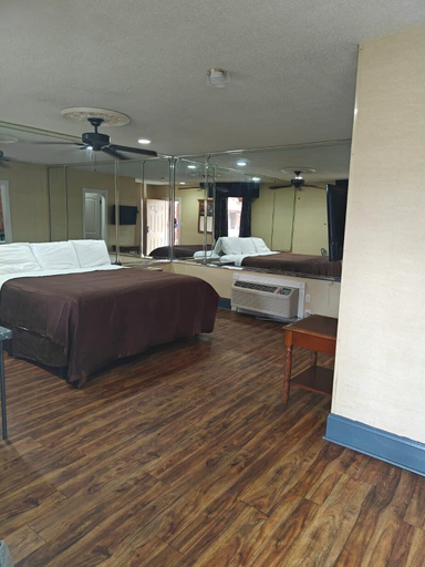 Bedroom 2, Deluxe Inn - Savannah, Chatham