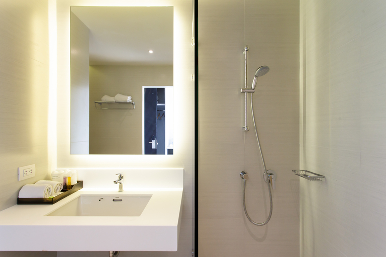 Bathroom 5, Jazzotel Bangkok, Wang Thonglang
