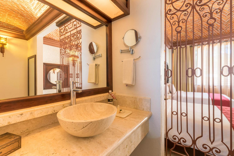 Bathroom 5, Imperio de Los Angeles, Allende