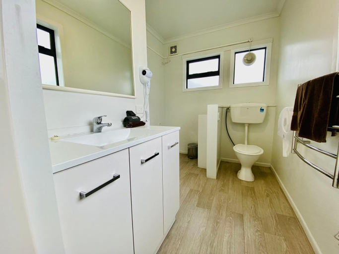 Bathroom 5, Stanley Apartments, Hamilton