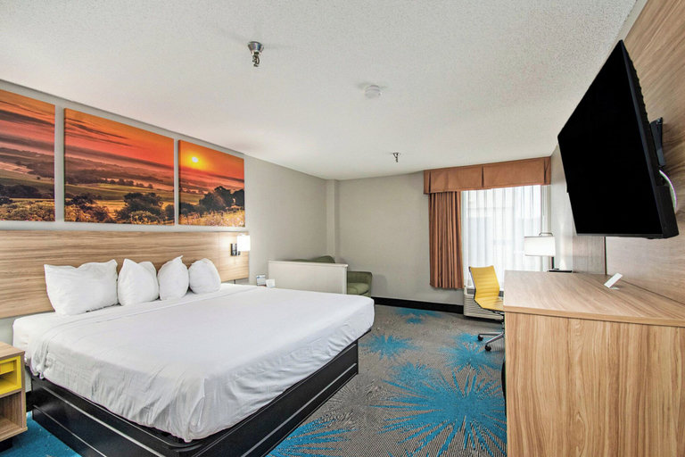 Bedroom 3, Days Inn & Suites by Wyndham Mt Pleasant, Isabella