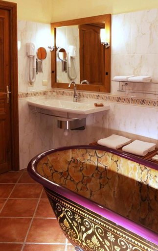 Bathroom 3, Hotel Saint-Roch, Saint-Ybard, Corrèze