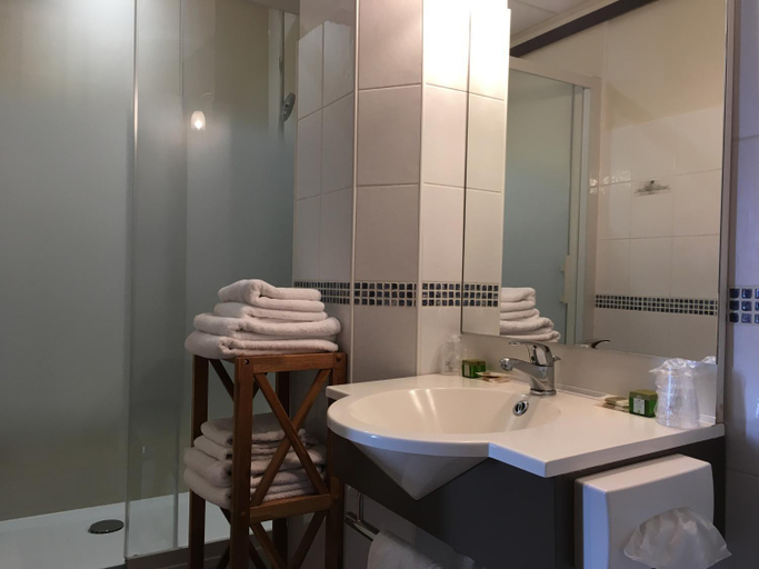 Bathroom 3, Logis Hotel Le Vert Galant, Sarthe
