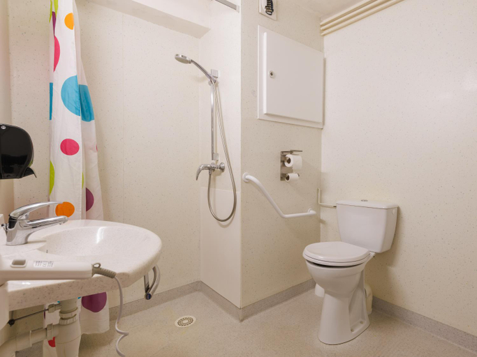 Bathroom 5, B&B HOTEL Aurillac Le Lioran, Cantal