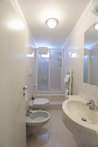 Bathroom 3, Hotel Daniel's FRONTE MARE, Rimini