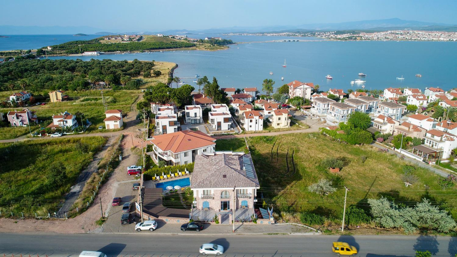Exterior & Views
