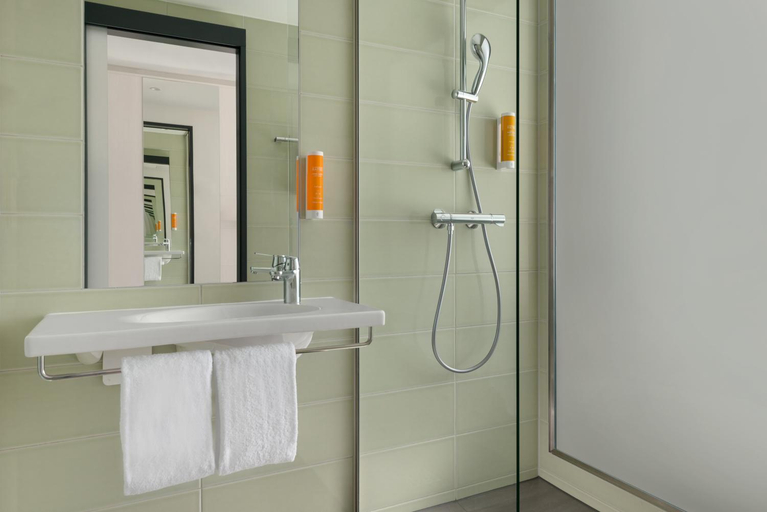 Bathroom 5, Super 8 by Wyndham Chemnitz, Chemnitz