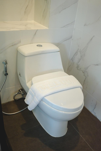 Bathroom 4, Phuengluang Riverside Hotel, Muang Chanthaburi