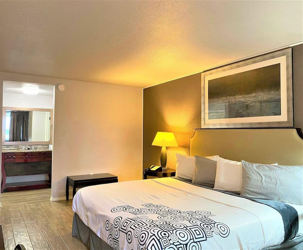 Bedroom 3, R Nite Star Hotel At Arlington Entertainment District, Arlington