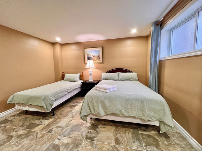 Room 2, Newly Renovated Home in Central Aurora, York
