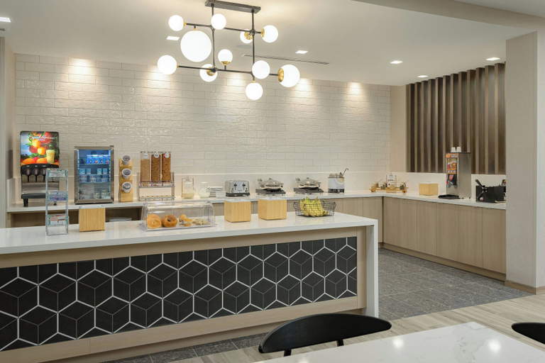Food & Drinks 5, Fairfield By Marriott Inn & Suites Cincinnati Oakley, Cincinnati