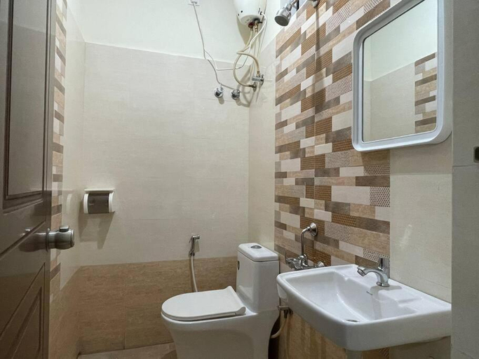 Bathroom 3, SSN Home Stays in Bangalore near PLAY Arena, Bangalore