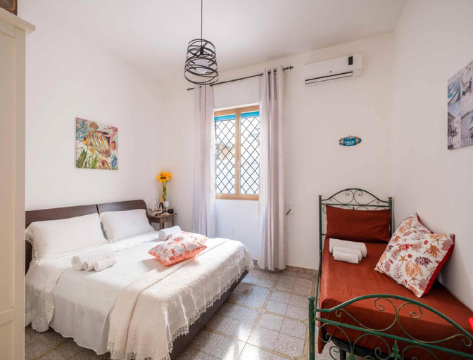 3, Villa Soleya with Climate and Parking in Torre Lapillo, Lecce