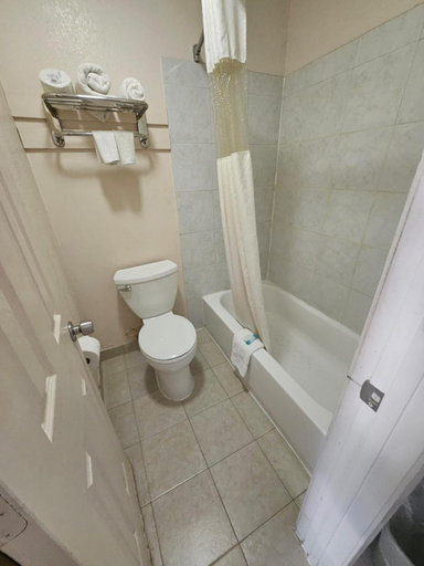 Bathroom 3, Regency Inn, Leon
