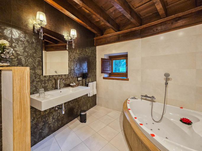 Bathroom 3, Casona De La Pinta, Cantabria