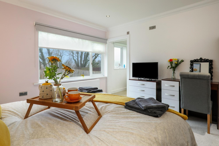 Room 2, Ocean Waves - Ground Floor Apartment Pet Friendly Enclosed Garden, Pembrokeshire