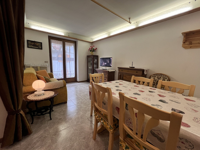 Room 4, 060 Trilocale Giustino, Trento