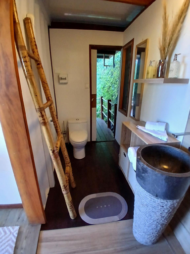 Bathroom 3, Fare Ohiti, face au spot de surf de Haapiti