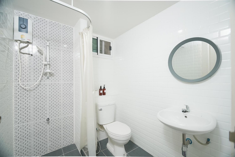 Bathroom 3, Mitr Inn MRT Samyot Station - The Grand Palace , Phra Nakhon