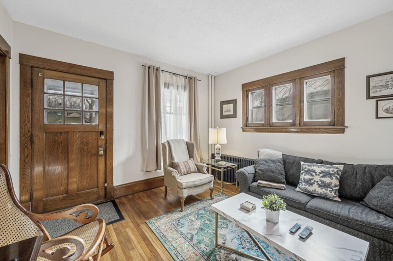 Room 2, 4BR 2BA Home in Charming St Paul - Sleeps 10, Ramsey