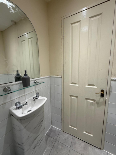 Bathroom 2, Daville Hotel Blackpool, Blackpool