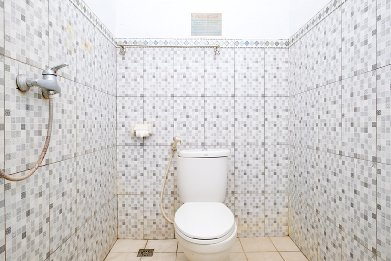 Bathroom 4, RedDoorz Plus @ Singaraja, Buleleng