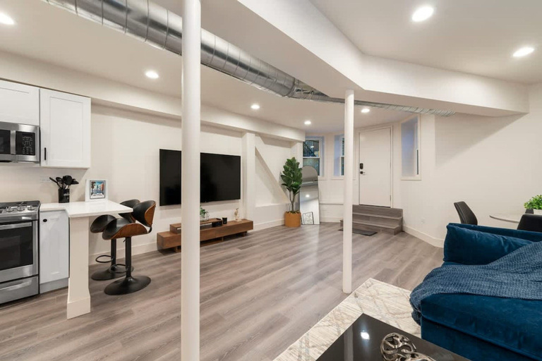 Room 5, Luxury 2BR 2BA in Wicker Park, Cook