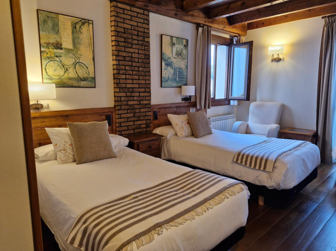 Bedroom 2, Hotel Rural Irati selva de Irati, Navarra