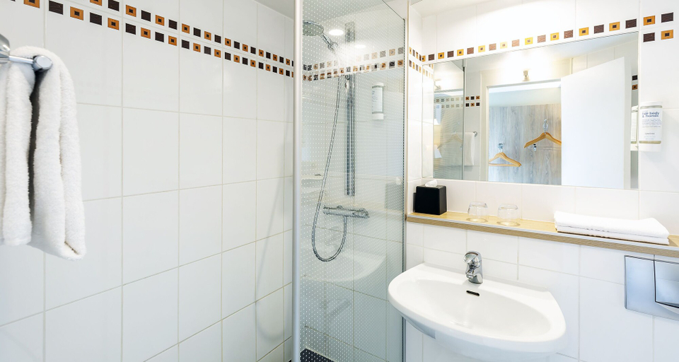 Bathroom 5, Best Western Amarys Hotel & Spa, Yvelines