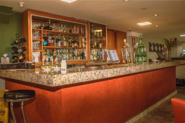 Food & Drinks 5, Flat Pampulha orla prox Mineirao com varanda, Belo Horizonte