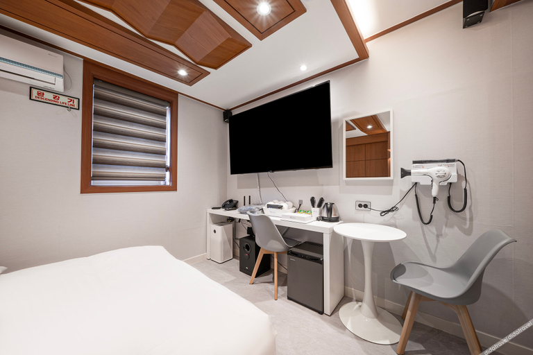 Bedroom 4, Mungyeong The Bridge, Mungyeong