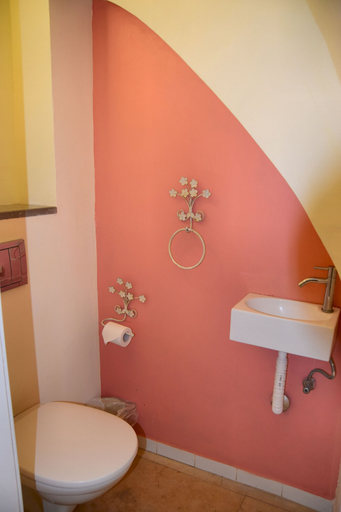 Bathroom 5, Artists' Colony Inn Zefat