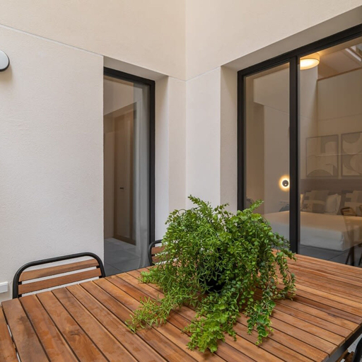 Room 5, Sant Pau Patio 2BR Near Avinguda Gaud With Patio, Barcelona