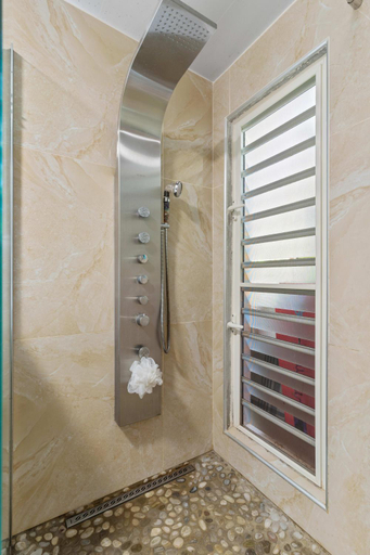Bathroom 4, Fare Oaoa Haapiti