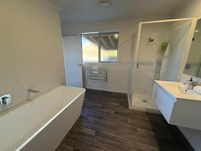 Bathroom 3, Haps House, Mackenzie