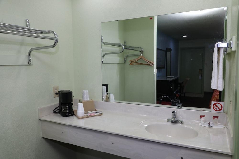 Bathroom 2, Knights Inn Stephenville, Erath