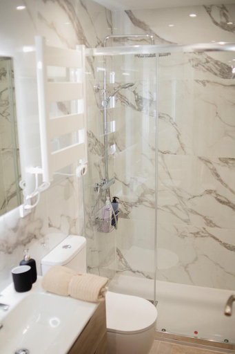 Bathroom 2, Suites Marqués de Vadillo, Madrid
