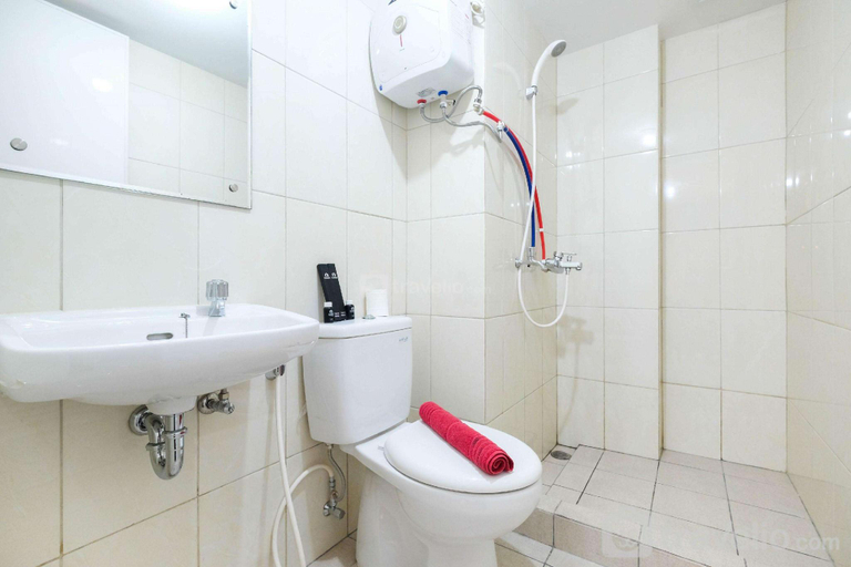 Bathroom 5, 2BR Apt at The Springlake Summarecon By Travelio, Bekasi